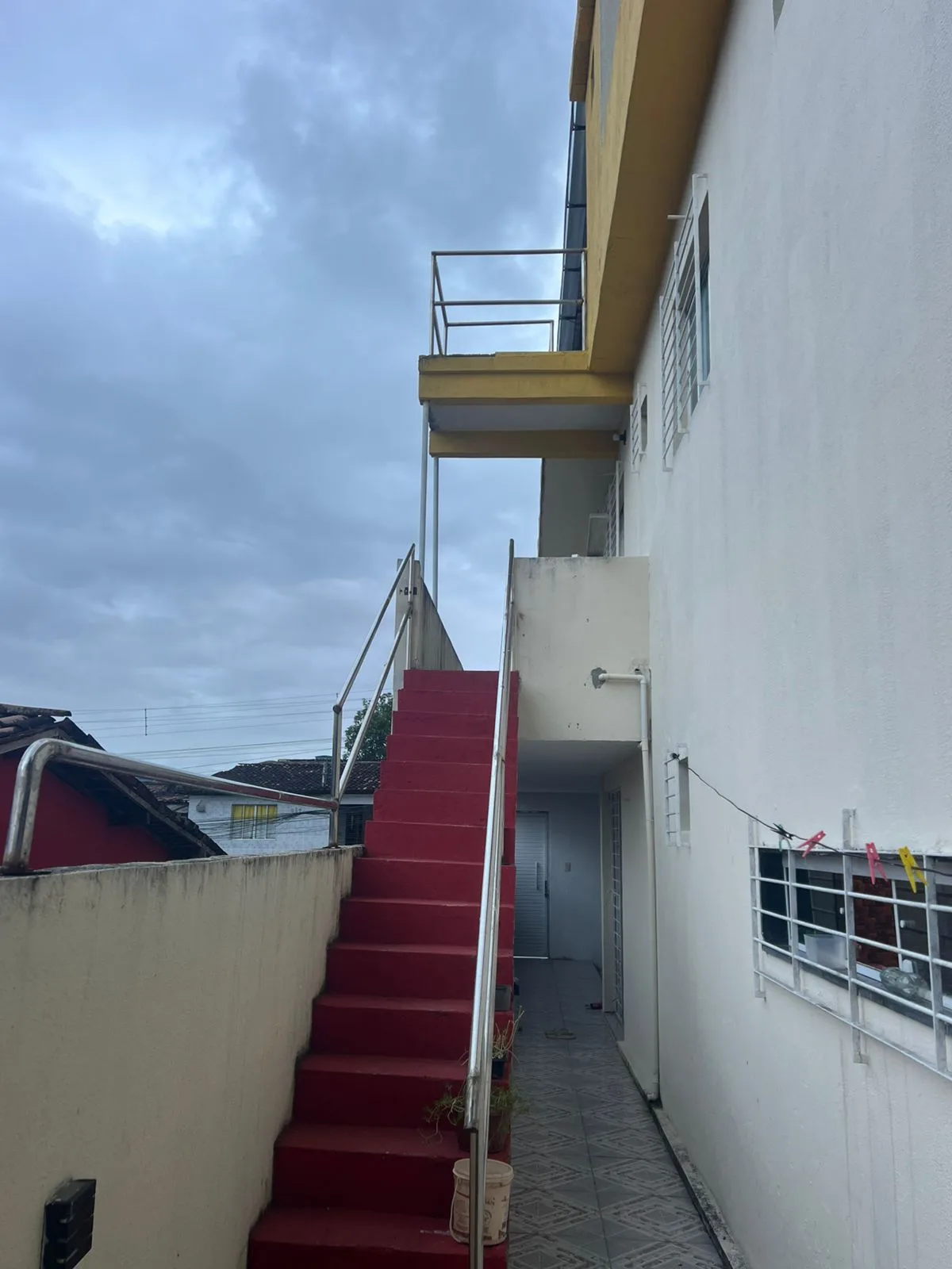 Casa de Alto Padrão em Camaragibe — 350m², 5 Quartos, Suíte com Closet e Cobertura Ampla